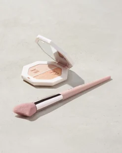 Cheek-Hugging Highlight Brush 120